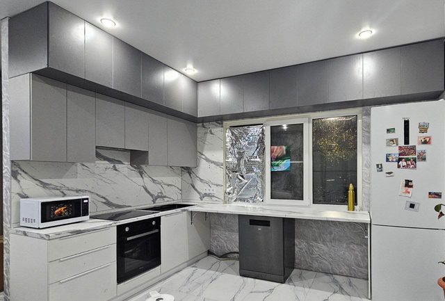 серая угловая трехэтажная кухня на заказ