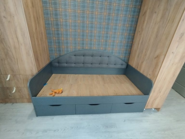 синяя детская кровать на заказ