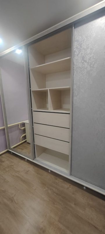 большой светлый трех дверный шкаф-купе с зеркалом на заказ