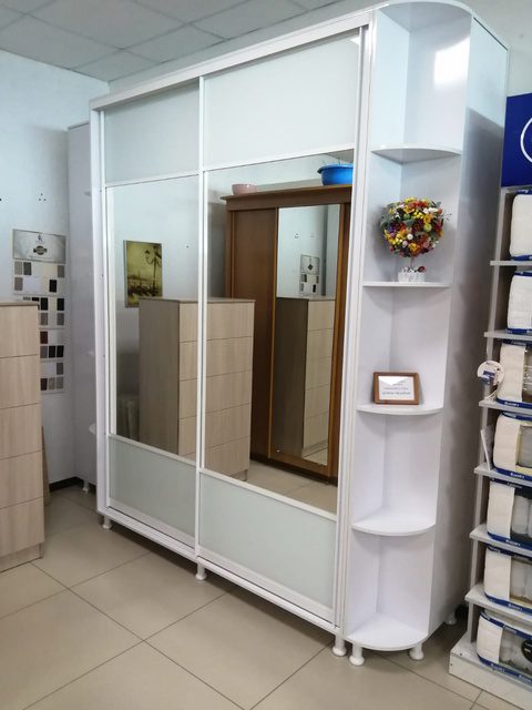 белый шкаф-купе с зеркалами и дополнительными полками с вашим дизайном