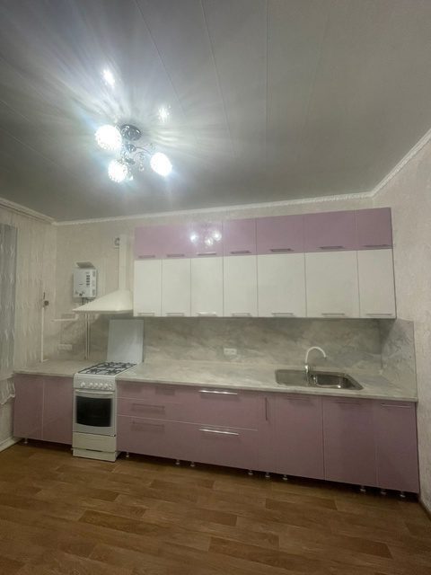 сиреневая прямая кухня по индивидуальным размерам