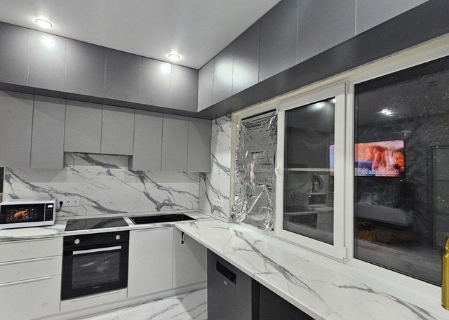 серая угловая трехэтажная кухня на заказ