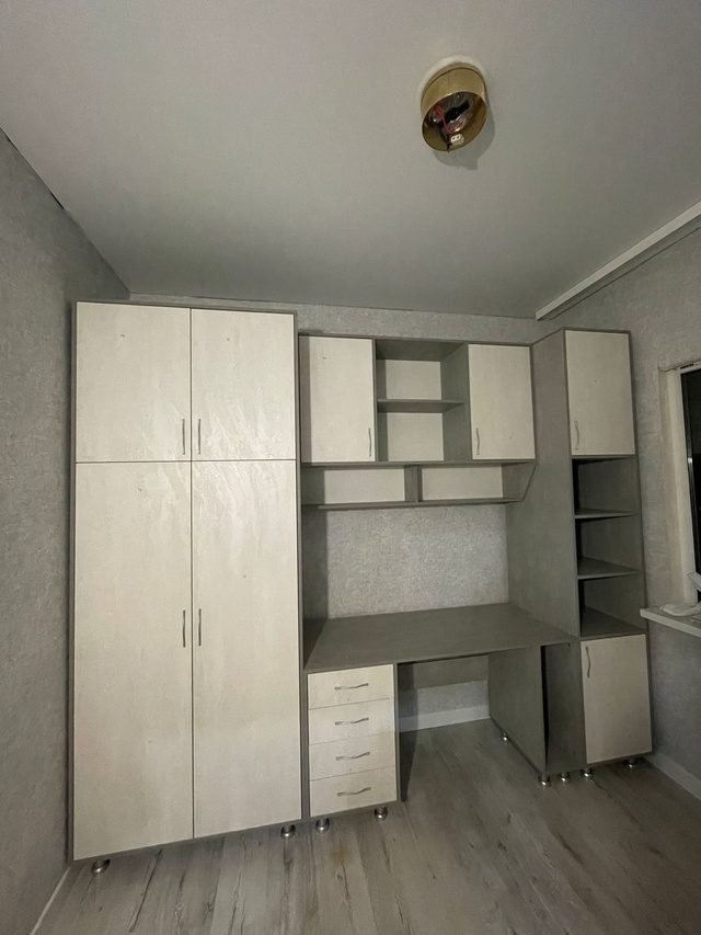 встроенный письменный стол со шкафами