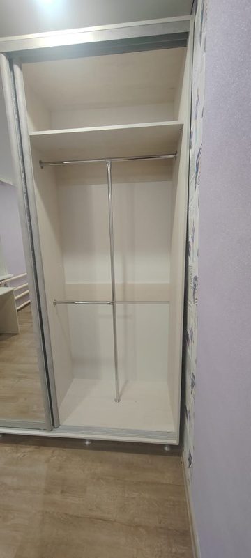 светлый трех дверный шкаф-купе с зеркалом на заказ