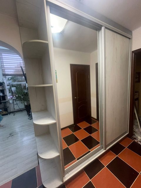шкаф-купе с зеркалом и дополнительными полками в прихожую