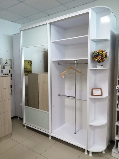 белый шкаф-купе с зеркалами и дополнительными полками по с доставкой