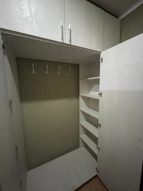 светлая прихожая с полками