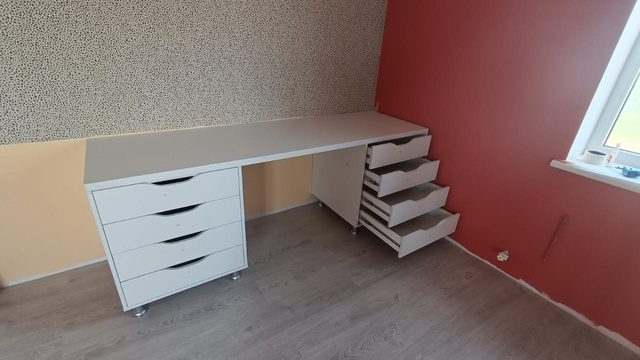 белый письменный стол с ящиками