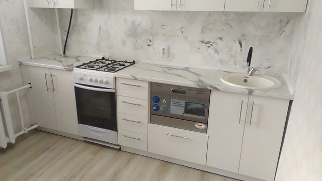 прямая светлая кухня на заказ