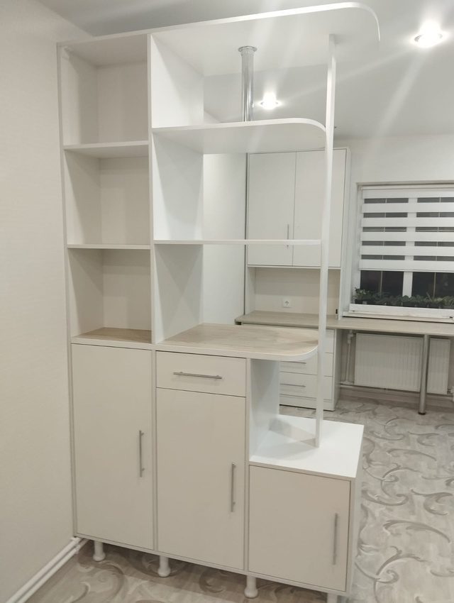 белые шкафы со столами в комнате школьника