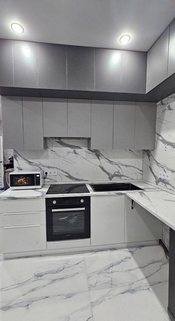 серая угловая трехэтажная кухня на заказ