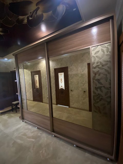 шкаф-купе с зеркалами и дополнительными полками в спальню с доставкой