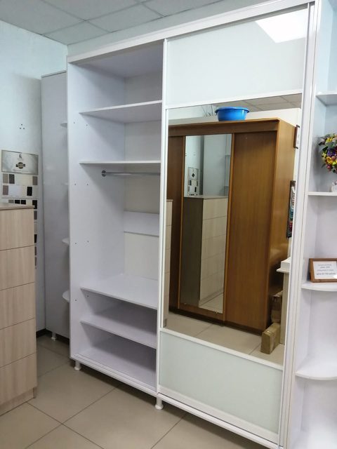 белый шкаф-купе с зеркалами и дополнительными полками по вашим размерам