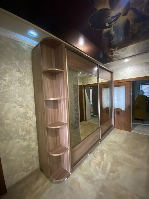 шкаф-купе с зеркалами и дополнительными полками в гостинную с доставкой