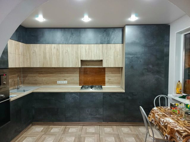 угловая трехэтажная кухня на заказ