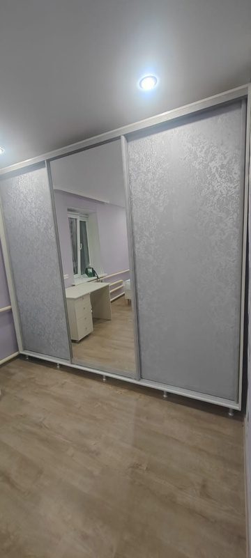 светлый трех дверный шкаф-купе с зеркалом на заказ