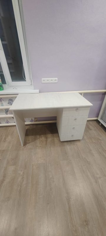 белый письменный стол с ящиками