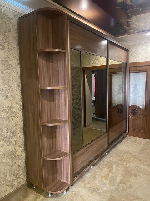 шкаф-купе с зеркалами и дополнительными полками в гостинную с доставкой