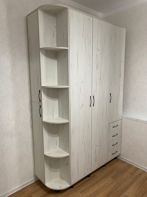 светлый распашной шкаф на заказ