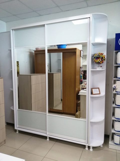 белый шкаф-купе с зеркалами и дополнительными полками по вашим размерам