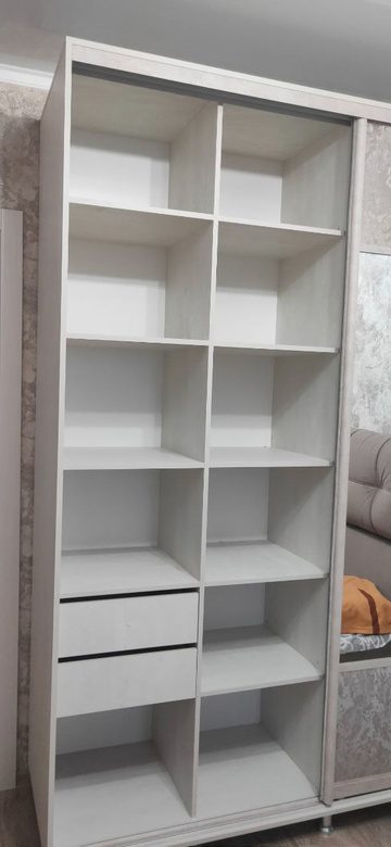 светлый шкаф-купе с зеркалом и дополнительными полками на заказ