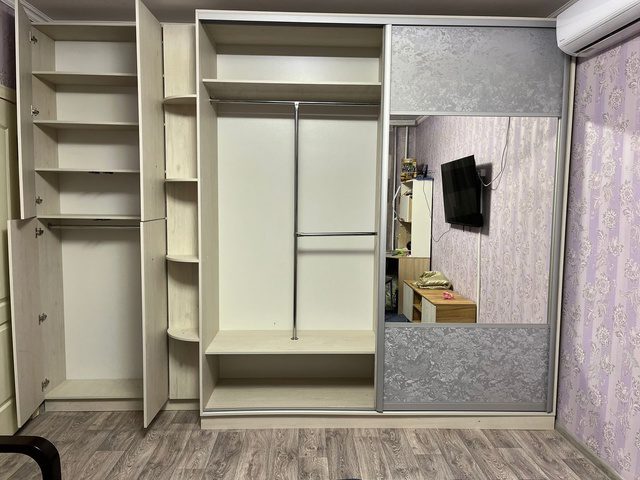 светлый двух дверный шкаф-купе с зеркалом на заказ