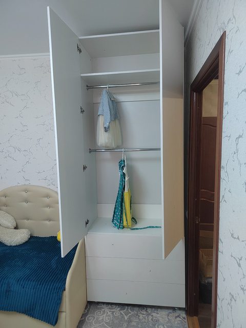 белый распашной шкаф в спальню на заказ